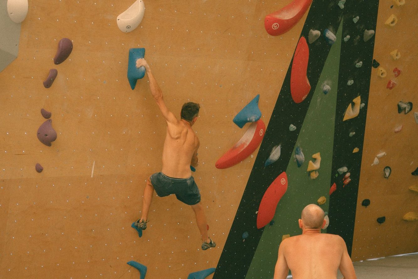 Grimpeur en dévers sur le mur de bloc
