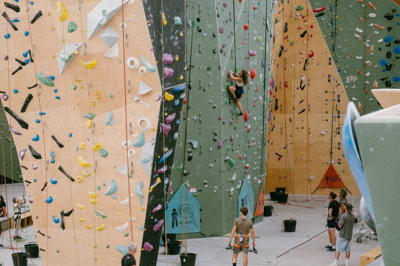 Grimpeurs et assureurs au pied du mur de voies