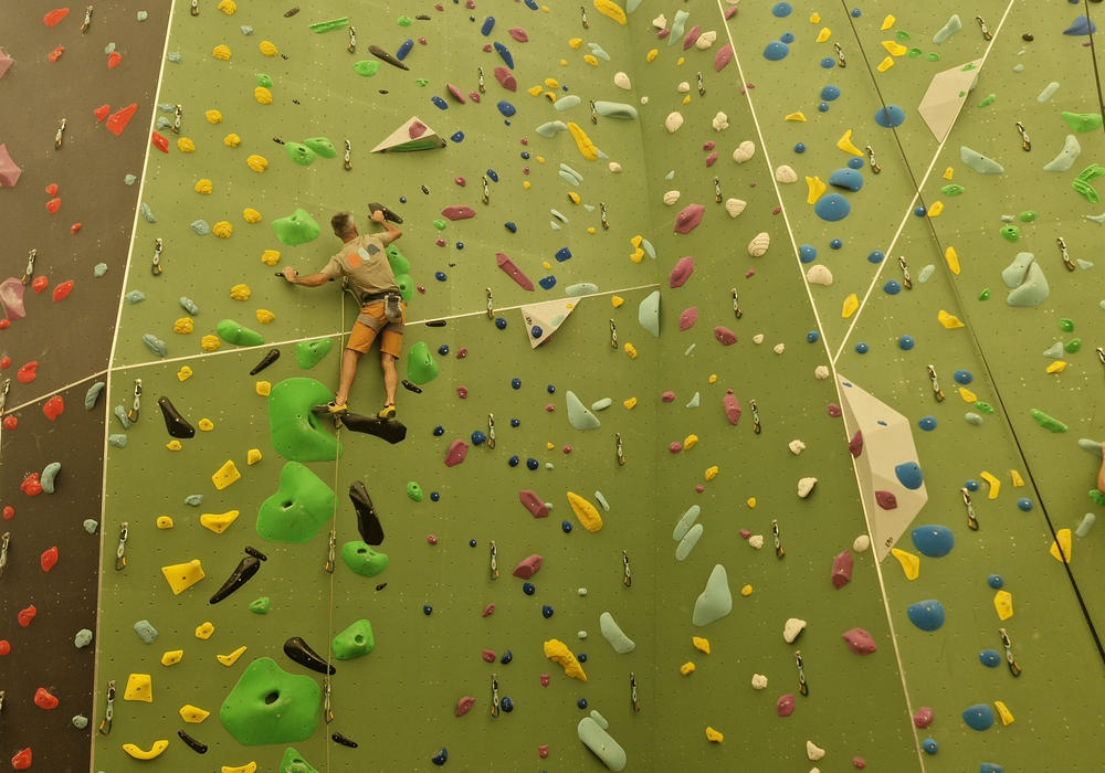 Grimpeur sur le mur de voies