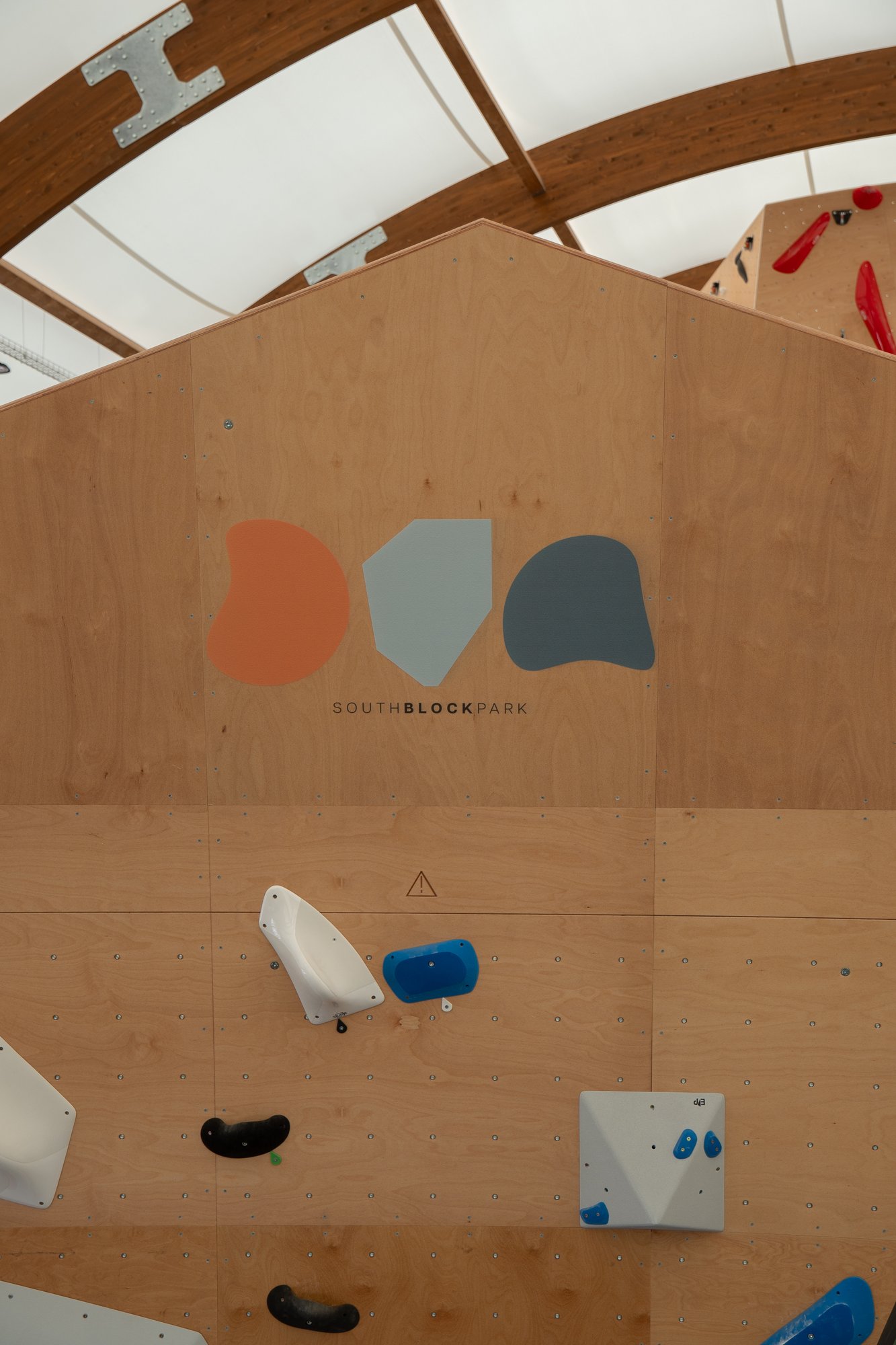Le logo South Block Park peint sur la structure de bloc