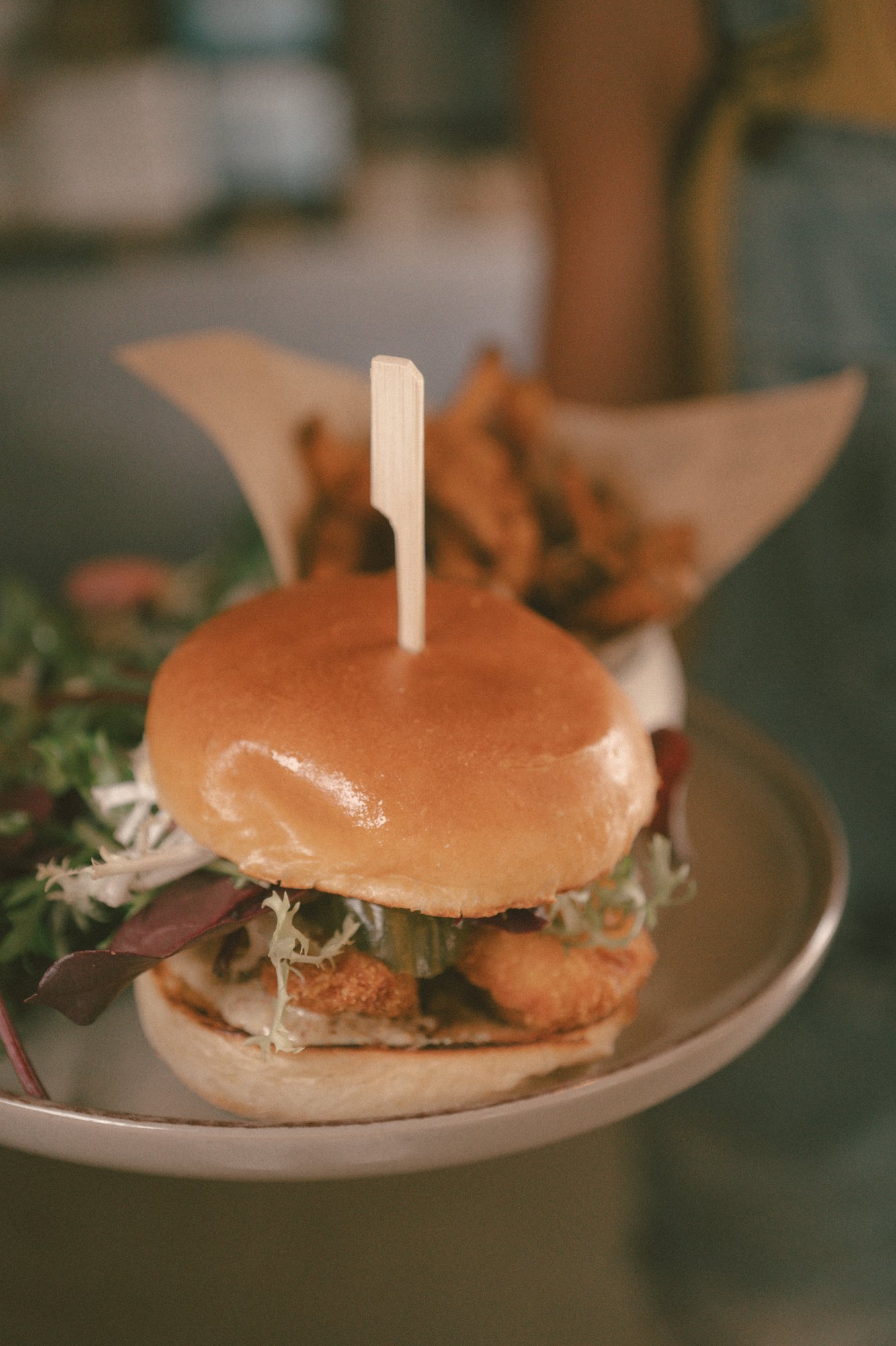 Burger maison et frites servis chez ORA
