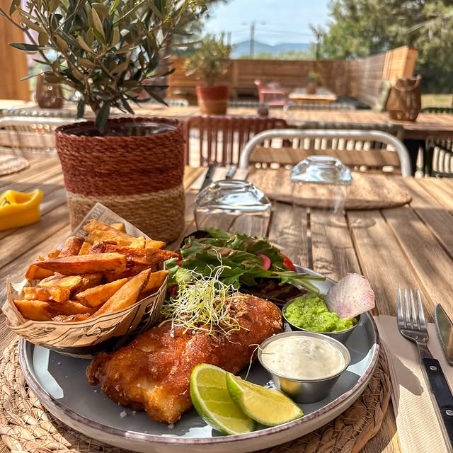 Fish & chips maison servi en terrasse chez ORA