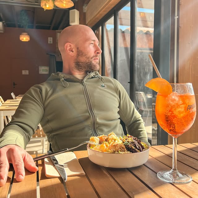 Bowl et spritz sur la terrasse d'ORA
